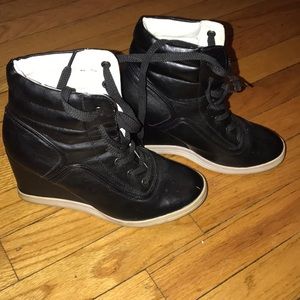Black heeled athletic shoes